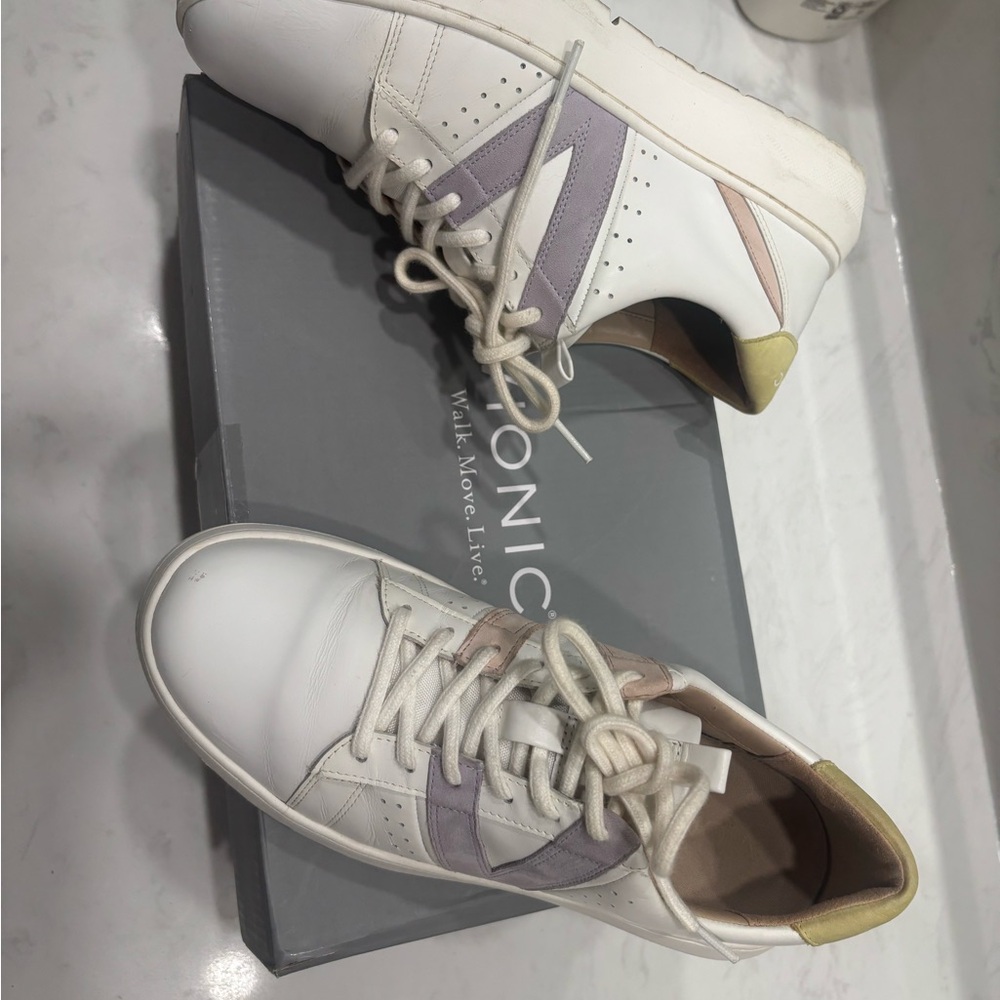 Vionic sneakers size 7